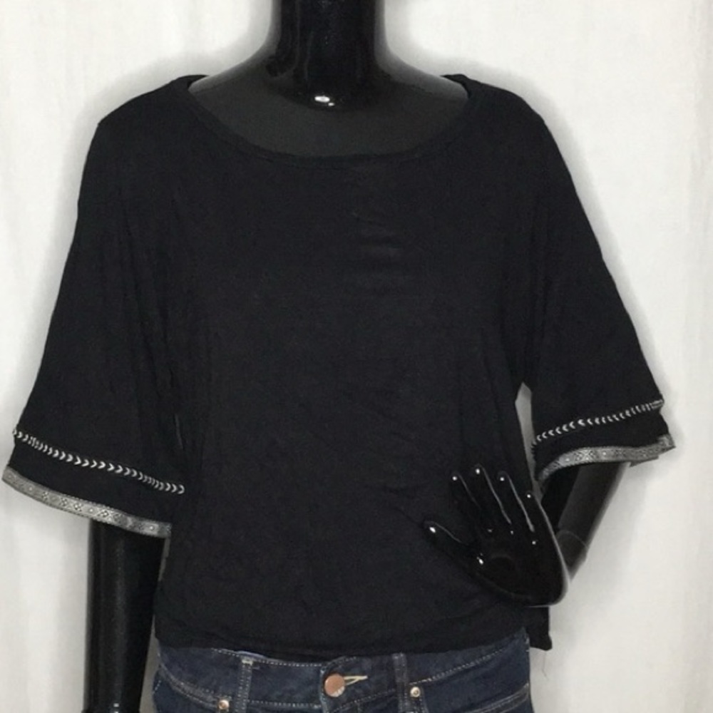 💚 2/$15 W5 Black Blouse with Flutter Sleeves and Relaxed Fit - Picture 1 of 2
